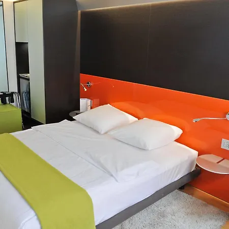 Design F6 Hotel 3*